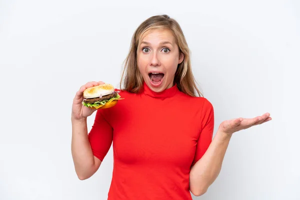 Mladá Blondýna Žena Drží Burger Izolované Bílém Pozadí Šokovaným Výrazem — Stock fotografie