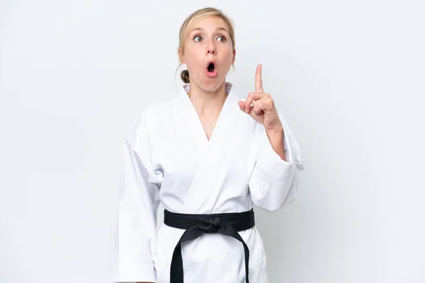 Mujer Caucásica Joven Haciendo Karate Aislado Sobre Fondo Blanco Pensando — Foto de Stock