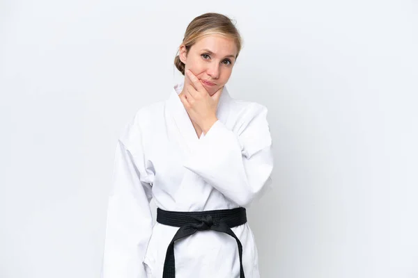 Joven Mujer Caucásica Haciendo Karate Aislado Sobre Fondo Blanco Pensando —  Fotos de Stock