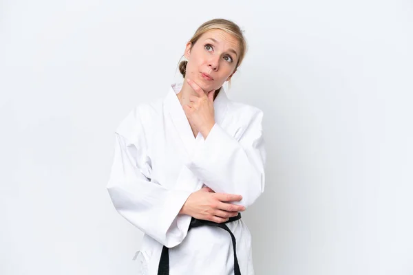 Jonge Kaukasische Vrouw Doen Karate Geïsoleerd Witte Achtergrond Zoek Omhoog — Stockfoto