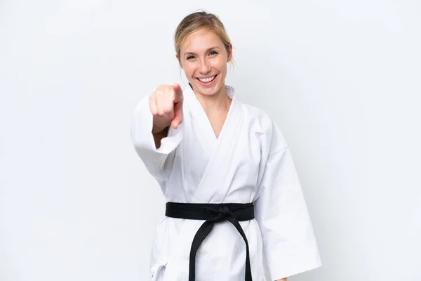 Joven Mujer Caucásica Haciendo Karate Aislado Sobre Fondo Blanco Apuntando — Foto de Stock