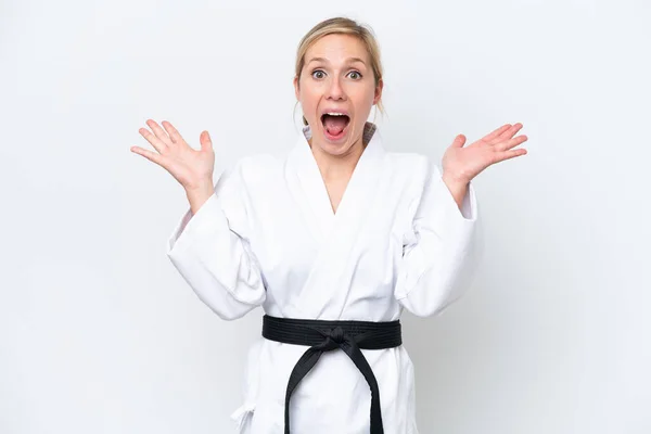 Junge Kaukasische Frau Macht Karate Isoliert Auf Weißem Hintergrund Mit — Stockfoto