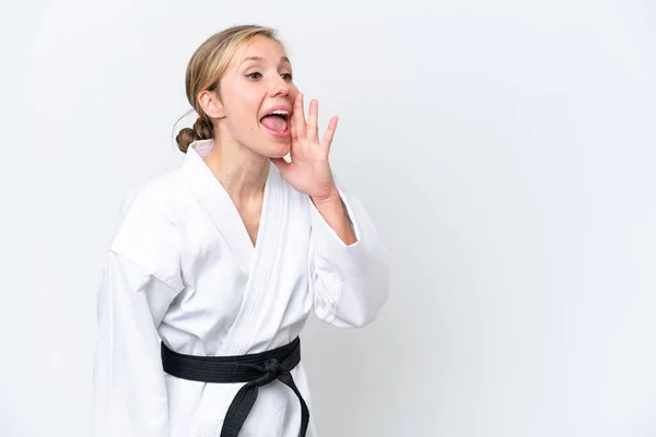 Mujer Joven Caucásica Haciendo Karate Aislado Sobre Fondo Blanco Gritando — Foto de Stock