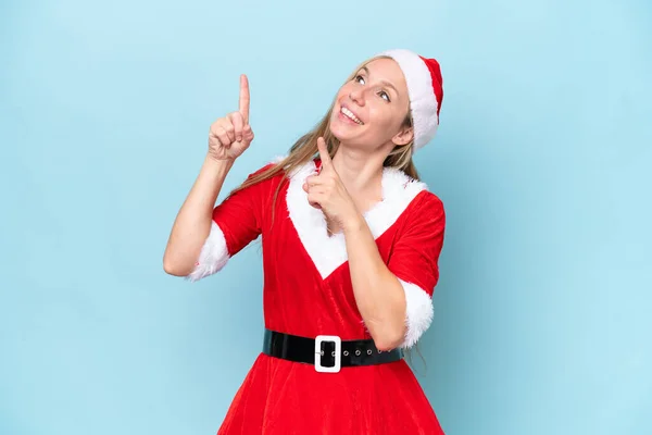 Jovem Loira Vestida Como Mama Claus Isolado Fundo Azul Apontando — Fotografia de Stock