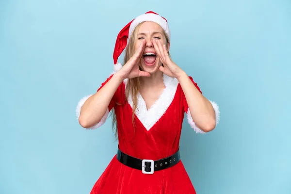 Jovem Loira Mulher Vestida Como Mama Claus Isolado Fundo Azul — Fotografia de Stock