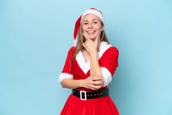 Jovem Mulher Loira Vestida Como Mama Claus Isolado Fundo Azul — Fotografia de Stock