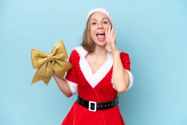 Junge Blonde Frau Als Mama Claus Verkleidet Mit Weihnachtsschleife Auf — Stockfoto