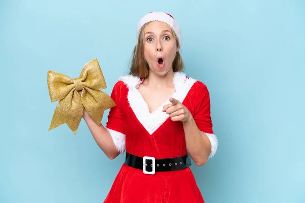 Junge Blonde Frau Als Mama Claus Verkleidet Mit Weihnachtsschleife Auf — Stockfoto