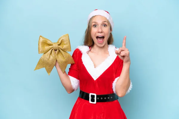Junge Blonde Frau Als Mama Claus Verkleidet Mit Einer Weihnachtsschleife — Stockfoto