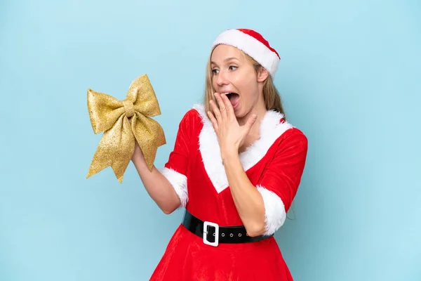 Junge Blonde Frau Als Mama Claus Verkleidet Mit Weihnachtsschleife Auf — Stockfoto