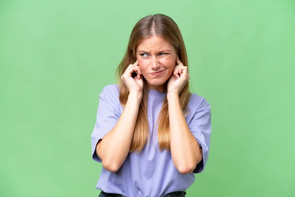 Jong Mooi Vrouw Geïsoleerde Achtergrond Gefrustreerd Bedekking Oren — Stockfoto