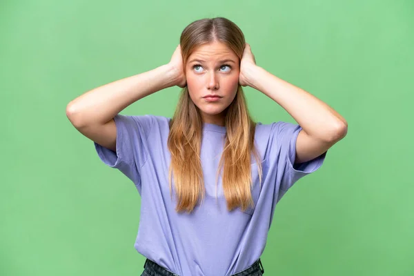 Joven Hermosa Mujer Sobre Aislado Fondo Frustrado Cubriendo Oídos —  Fotos de Stock