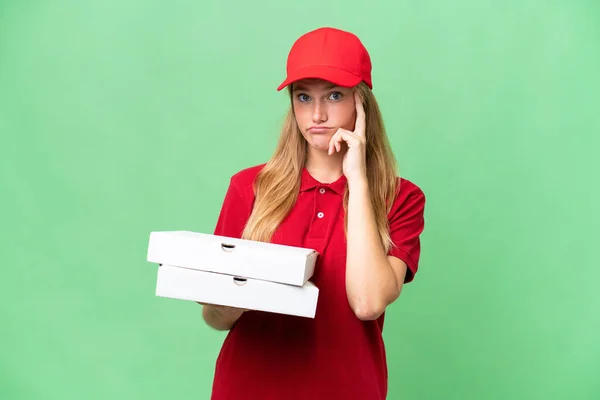 Jovem Caucasiano Entrega Pizza Mulher Com Uniforme Trabalho Pegar Caixas — Fotografia de Stock