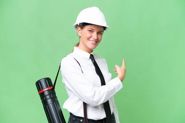 Junge Architektin Mit Helm Und Bauplänen Vor Isoliertem Hintergrund — Stockfoto