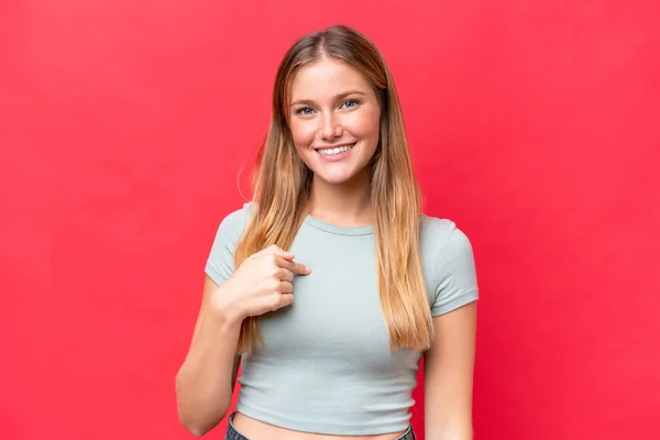 Ung Vacker Kvinna Isolerad Röd Bakgrund Med Överraskning Ansiktsuttryck — Stockfoto