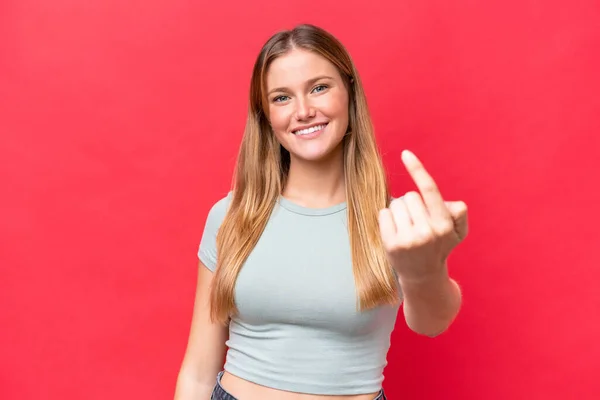 Giovane Bella Donna Isolata Sfondo Rosso Facendo Gesto Imminente — Foto Stock