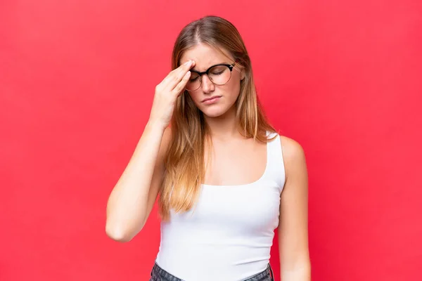 Junge Schöne Frau Isoliert Auf Rotem Hintergrund Mit Kopfschmerzen — Stockfoto