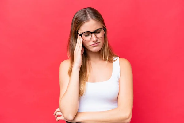 Joven Hermosa Mujer Aislada Sobre Fondo Rojo Con Dolor Cabeza —  Fotos de Stock