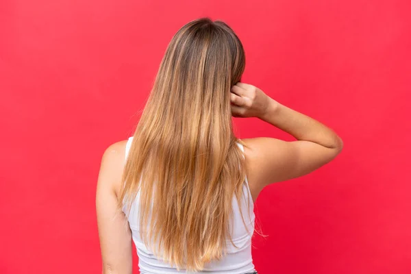 Jonge Mooie Vrouw Geïsoleerd Rode Achtergrond Rug Positie Denken — Stockfoto