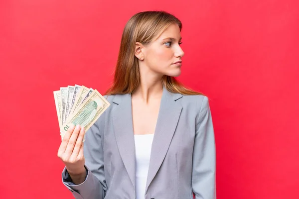 Joven Mujer Caucásica Negocios Sosteniendo Dinero Aislado Sobre Fondo Rojo — Foto de Stock
