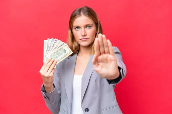 Joven Negocio Mujer Caucásica Sosteniendo Dinero Aislado Sobre Fondo Rojo — Foto de Stock