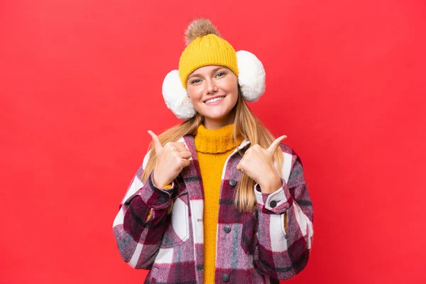 Giovane Bella Donna Che Indossa Manicotti Invernali Isolati Sfondo Rosso — Foto Stock