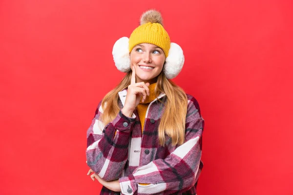 Junge Schöne Frau Trägt Wintermuffs Isoliert Auf Rotem Hintergrund Und — Stockfoto
