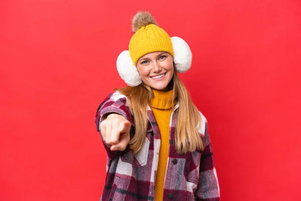 Junge Schöne Frau Wintermützen Isoliert Auf Rotem Hintergrund Zeigt Mit — Stockfoto