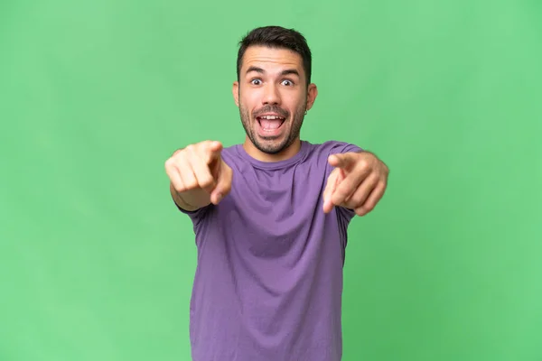 Jovem Bonito Caucasiano Homem Sobre Isolado Fundo Surpreso Apontando Frente — Fotografia de Stock