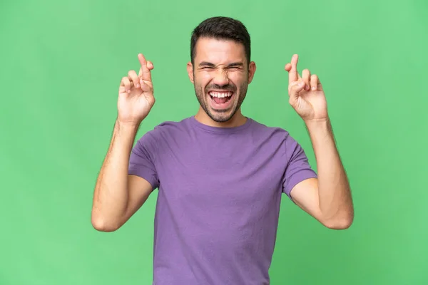 Jovem Bonito Caucasiano Homem Sobre Isolado Fundo Com Dedos Cruzando — Fotografia de Stock