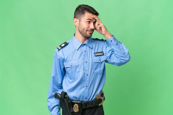 Młody Policjant Kaukaski Człowiek Ponad Odizolowane Tło Śmiech — Zdjęcie stockowe