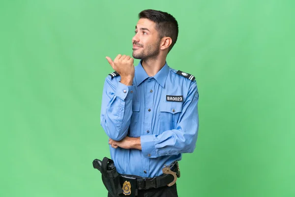 Молодий Поліцейський Білий Чоловік Над Ізольованим Тлом Вказує Бік Щоб — стокове фото