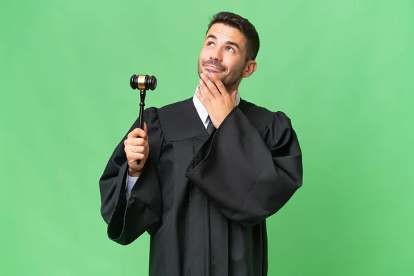Judge Caucasian Man Isolated Background Looking While Smiling — Stock Photo, Image