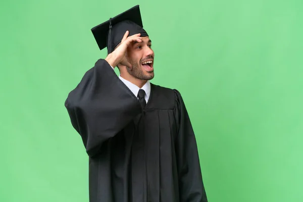 Jovem Universitário Graduado Homem Sobre Fundo Isolado Percebeu Algo Pretendendo — Fotografia de Stock