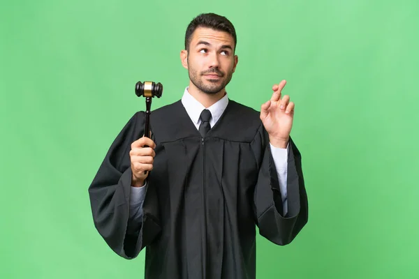 Judge Caucasian Man Isolated Background Fingers Crossing Wishing Best — Stock Photo, Image