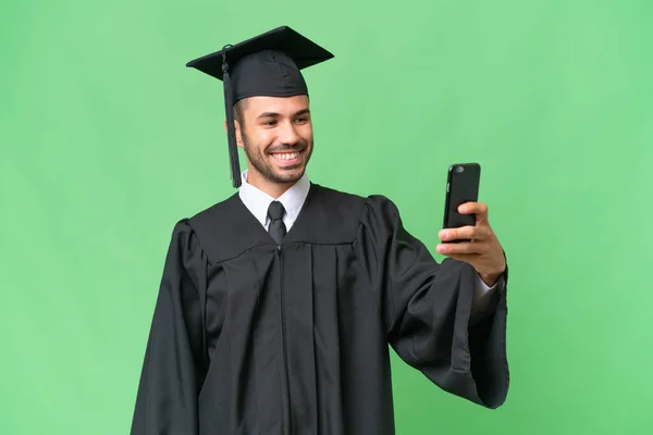 Giovane Laureato Uomo Sfondo Isolato Facendo Selfie — Foto Stock
