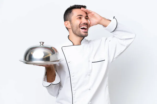 Jeune Chef Avec Plateau Isolé Sur Fond Blanc Souriant Beaucoup — Photo