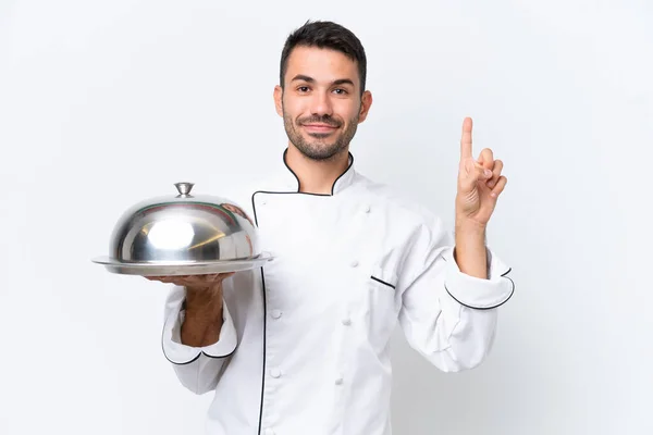 Jeune Chef Avec Plateau Isolé Sur Fond Blanc Montrant Levant — Photo