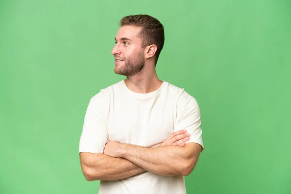 Yeşil Krom Arka Planda Izole Edilmiş Yakışıklı Beyaz Adam Mutlu — Stok fotoğraf