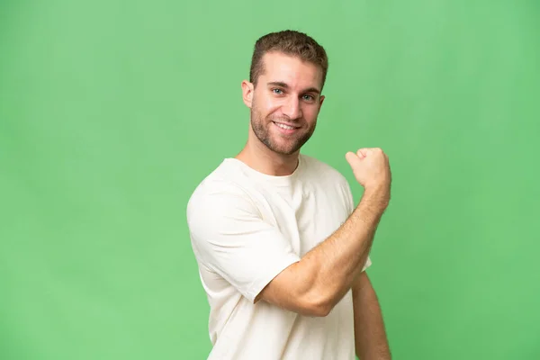 Yeşil Krom Arka Planda Izole Edilmiş Yakışıklı Beyaz Adam Güçlü — Stok fotoğraf