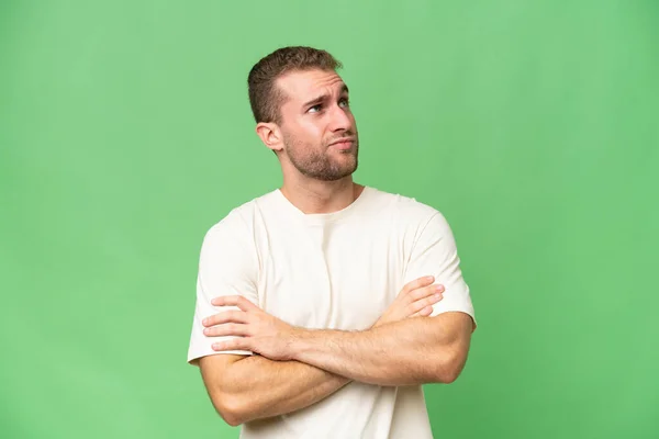 Joven Hombre Caucásico Guapo Aislado Sobre Fondo Croma Verde Haciendo — Foto de Stock