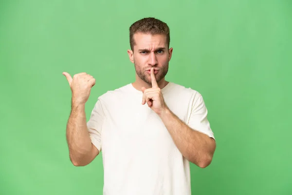 Jonge Knappe Blanke Man Geïsoleerd Groene Chroma Achtergrond Wijzend Naar — Stockfoto