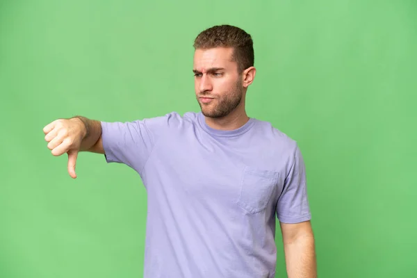 Jonge Knappe Blanke Man Geïsoleerd Groene Chroma Achtergrond Met Duim — Stockfoto