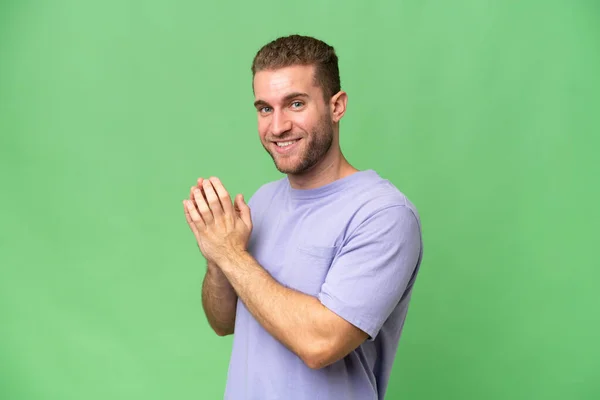 Jonge Knappe Blanke Man Geïsoleerd Groene Chroma Achtergrond Plannen Iets — Stockfoto