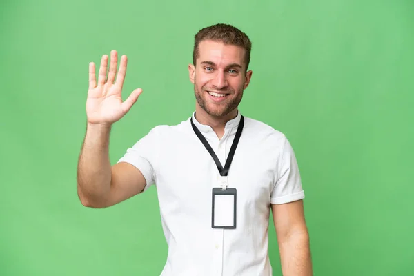 Mladý Běloch Průkazem Totožnosti Izolované Zeleném Chroma Pozadí Salutování Rukou — Stock fotografie