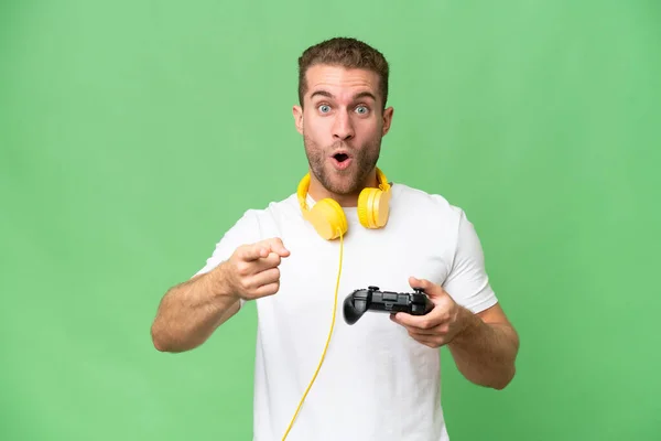 Joven Hombre Guapo Jugando Con Controlador Videojuegos Aislado Sobre Fondo —  Fotos de Stock