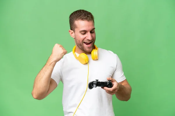 Junger Gutaussehender Mann Der Mit Einem Videospielcontroller Auf Grünem Hintergrund — Stockfoto