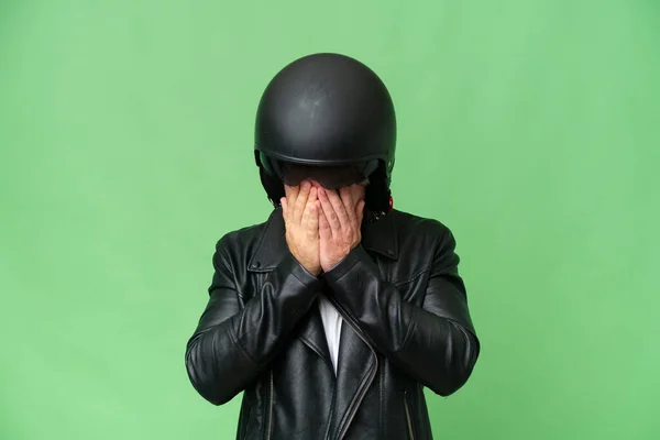 Νεαρός Καυκάσιος Άνδρας Κράνος Μοτοσικλέτας Απομονωμένος Πράσινο Χρώμα Φόντο Κουρασμένη — Φωτογραφία Αρχείου
