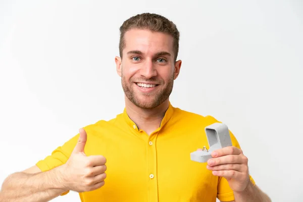 Giovane Uomo Che Tiene Anello Fidanzamento Isolato Sfondo Bianco Con — Foto Stock