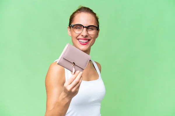幸せな表情で孤立した背景の上に財布を保持若い白人女性 — ストック写真